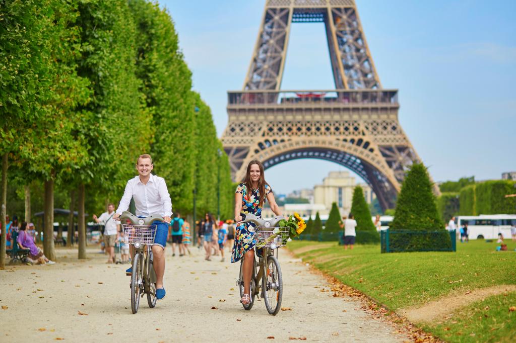 Explore Paris by bike: Discover the city's charms from Hôtel Marais Bastille